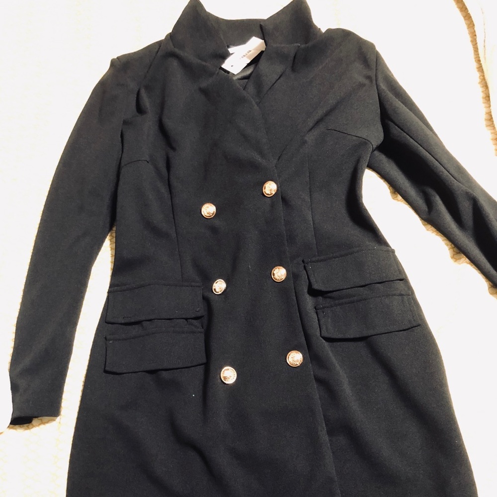 🖤🌙Black and gold button sleek trench coat 🧥